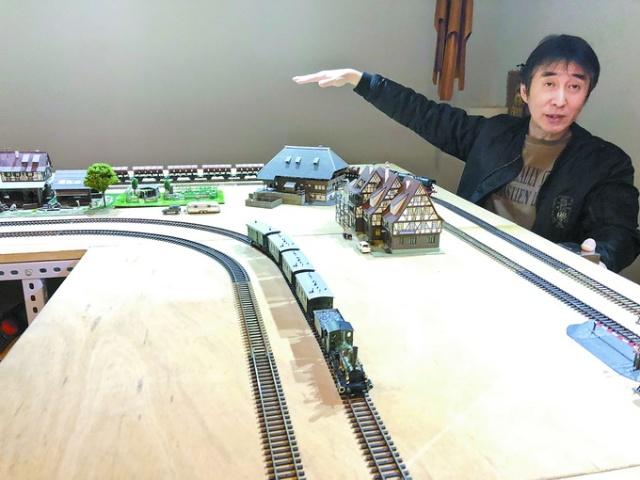 从收藏模型到沙盘制作，李大叔人过中年捡起儿时梦想